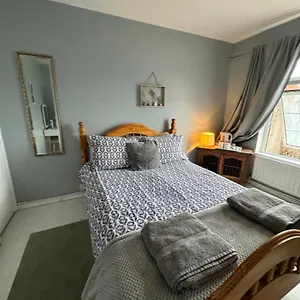 House Near To Castlecourt Shopping Privatunterkunft